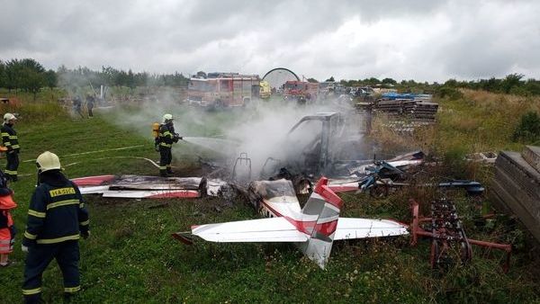 Dva Češi a slovenský pilot zemřeli při pádu letadla na Slovensku